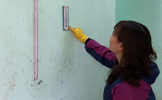 Vào những ngày Hà Nội trải qua rét đậm, các phương án chống rét đã được đội ngũ cán bộ, kỹ sư, công nhân của Công ty TNHH một thành viên Vườn thú Hà Nội triển khai nhằm bảo đảm sức khỏe cho hàng trăm cá thể động vật quý hiếm. Dưới đây là ghi nhận của phóng viên Báo Hànộimới về quy trình chăm sóc động vật trong những ngày thời tiết khắc nghiệt.