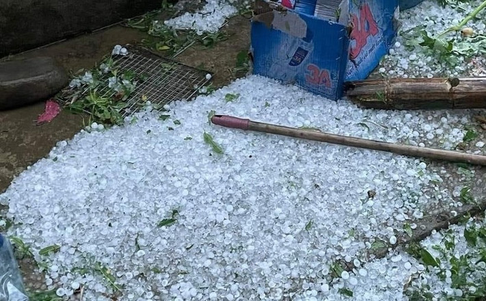 Tại huyện Mộc Châu, tỉnh Sơn La, mưa đá bắt đầu từ 13h cùng ngày. Hạt đá to bằng ngón tay, phủ thành lớp trắng xóa trên mặt đất sau khoảng 20 phút. Huyện Mộc Châu trồng nhiều dâu tây, mận và đang thời kỳ thu hoạch. Mưa đá làm dập cây, hư hại quả. Cơ quan chức năng đang cho người thống kê thiệt hại.