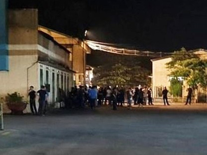 Lúc 20h10 cùng ngày, tất cả thi thể công nhân được đưa ra ngoài. Các nạn nhân gồm: L.H.N (SN 1993, xã Hồng Việt, Đông Hưng, Thái Bình); T.V.Đ (SN 1990, quê phường Vàng Danh, TP Uông Bí); N.Đ.T (SN 1988, quê xã Quỳnh Hội, Quỳnh Phụ, Thái Bình); P.T.D (SN 1987, quê quán phường Mạo Khê, thị xã Đông Triều, Quảng Ninh). Thông tin ban đầu, nguyên nhân sơ bộ là các nạn nhân bị than vùi lấp trong quá trình làm việc tại thượng số 3. (Ảnh Công ty Than Vàng Danh)