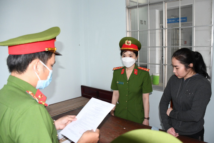 Người phụ nữ chiếm đoạt tiền tỷ để trả nợ xây nhà: Sau khi xây dựng nhà xong, Nguyễn Thị Tuyết Xương (32 tuổi, ngụ TP Trà Vinh, Trà Vinh) mất cân đối tài chính, không còn khả năng thanh toán số nợ. Để có tiền trả nợ và tiêu xài cá nhân, Xương đưa ra thông tin gian dối, kêu người thân đi hỏi vay tiền của nhiều người đưa cho Xương để cho người khác vay đáo hạn ngân hàng, sau đó sẽ trả lại và cho hưởng tiền lãi chênh lệch. Xương vay tổng số tiền hơn 1,4 tỷ đồng; sau đó trả lãi cho các bị hại hơn 308 triệu đồng. Công an xác định Xương chiếm đoạt hơn 1 tỷ đồng. Ngày 22/12, Công an tỉnh Trà Vinh đã khởi tố bị can, thi hành lệnh bắt tạm giam Xương.