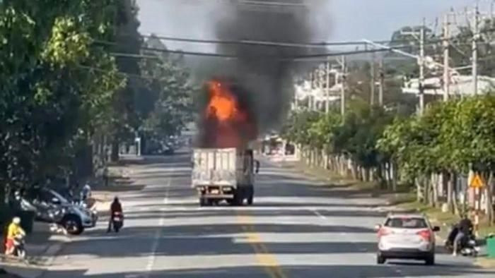 Xe tải đang lưu thông trên đường bỗng dưng bốc cháy: Sáng 23/12, khi đang lưu thông trên đường NA1, khu công nghiệp Mỹ Phước 2, thị xã Bến Cát, tỉnh Bình Dương tài xế xe tải phát hiện có khói lửa bốc lên từ dưới cabin nên lập tức dừng xe rồi mở cửa chạy ra ngoài hô hoán người đi đường giúp đỡ. Tuy nhiên, ngọn lửa bùng cháy quá nhanh khiến tài xế và người đi đường không thể dập tắt. Nhận tin báo, lực lượng PCCC khu công nghiệp Mỹ Phước 2 đã điều động xe chữa cháy và chiến sĩ đến hiện trường để dập lửa. Sau khoảng 20 phút, lực lượng PCCC đã dập tắt hoàn toàn đám cháy. Phần cabin xe bị thiêu rụi.