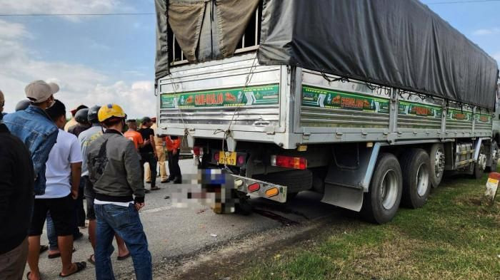 Xe máy đâm đuôi xe tải đỗ bên đường, một người tử vong: Sáng 23/12, trên QL1, đoạn tuyến tránh Nguyễn Hoàng, thuộc địa phận TP.Tam Kỳ (tỉnh Quảng Nam) xe máy BKS 92H1 - 729.02 lưu thông trên đường tránh Nguyễn Hoàng hướng Nam - Bắc. Đến Km992+760 đường tránh thì tông vào đuôi xe ô tô tải BKS 81H-016.10 đang đỗ sát lề đường bên phải. Vụ TNGT làm một người chết tại chỗ, một người bị thương nặng, xe máy chui lọt vào gầm xe tải.