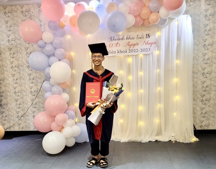 Lương Huy còn có thành tích tiếng Anh đáng nể với IELTS đạt 7.5, trong đó điểm nói đạt 9.0. 12 năm liền em đều là học sinh giỏi. Trong đợt kiểm tra đánh giá năng lực của Đại học Quốc gia TP HCM, Huy đạt 1.074 điểm.