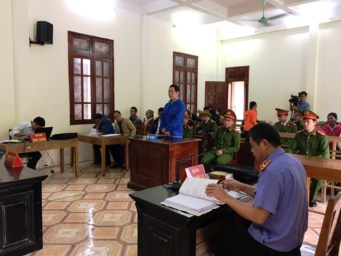Ngày 27/11, Tòa án nhân dân tỉnh Tuyên Quang đưa vụ án hình sự “Giết người” và bị cáo Triệu Chòi Phin ra xét xử lưu động. Hội đồng xét xử đã tuyên phạt bị cáo Triệu Chòi Phin hình phạt tù chung thân về hành vi “Giết người”. Vụ án trên là bài học cho những người chỉ vì mâu thuẫn nhỏ mà gây nên tội ác tày trời và phải trả giá bằng chính tự do của mình.