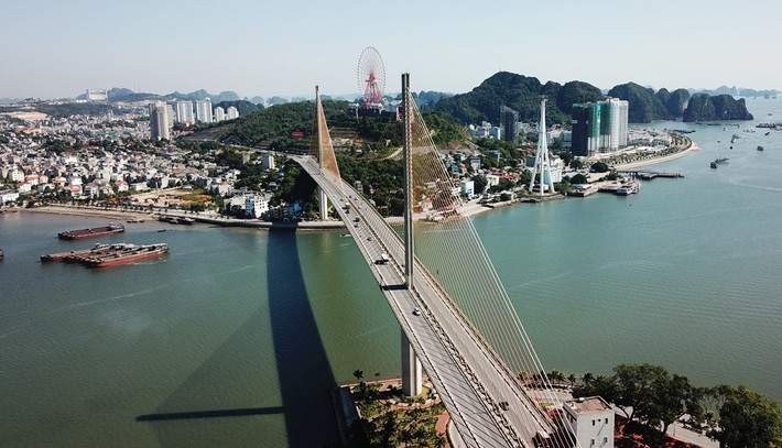 Công tác xác minh cho thấy, thời điểm sau cái chết của anh N, Thẩm và Duy đi qua rất nhiều địa phương và hiện tại đang ở Quảng Ninh. Khi tổ công tác của Công an tỉnh Bắc Giang xuống tới nơi, hai đối tượng đã "biến mất". Một thông tin quý giá lúc này là Thẩm, Duy đã "đường ai nấy đi". Thời điểm cuối cùng, hai tên gặp nhau ở cầu Bãi Cháy, rồi Thẩm lên đường vào TP HCM. Duy đi đâu không rõ. (Ảnh minh họa, nguồn Internet)