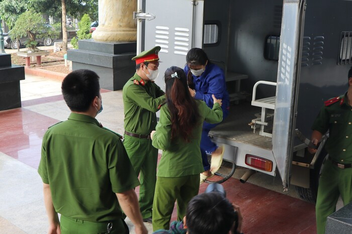 Ngày 18/11, TAND TP Hà Nội đưa Nguyễn Minh Tuấn (SN 1989) và Nguyễn Thị Lan Anh (SN 1991, cả 2 cùng trú tại phường Phương Liên, Đống Đa, Hà Nội), ra xét xử sơ thẩm về tội “Giết người” và "Tàng trữ trái phép chất ma tuý".