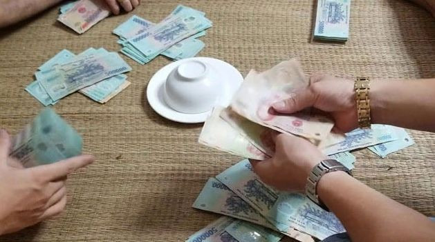 Trinh sát nắm được, Thao trong thời gian bỏ trốn đứng ra cầm đầu nhóm tổ chức đánh bạc dưới hình thức xóc đĩa, hoạt động liều lĩnh trong một khu chung cư trên phố Trung Kính, quy tụ các con bạc đến từ nhiều tỉnh lân cận. Sau thời gian kiên trì theo dõi, ngày 11/10/2016, cảnh sát ập vào căn hộ trong khu chung cư ở Trung Kính, phường Trung Hòa và bắt quả tang hơn 30 đối tượng đang sát phạt nhau dưới hình thức xóc đĩa. (Ảnh minh họa, nguồn internet)