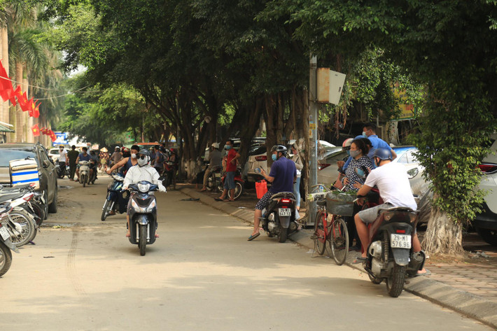 Khoảng 9h sáng nay, công an dựng rào chắn trước sân ba tòa nhà, gần 20 nhân viên y tế được huy động để khoanh vùng, phun khử khuẩn và điều tra dịch tễ. Tổng số dân ở 3 tòa nhà là trên 4.500 người, trong đó tòa nhà CT10C có 472 hộ với 1.544 cư dân; được yêu cầu không ra khỏi khu vực này.