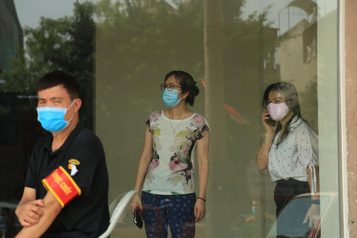 Sáng cùng ngày, Trung tâm Kiểm soát Bệnh tật (CDC) Hà Nội thông báo về ca dương tính SARS-CoV-2 mới, là bệnh nhân khoa Ngoại Tiết niệu, Bệnh viện K cơ sở Tân Triều.