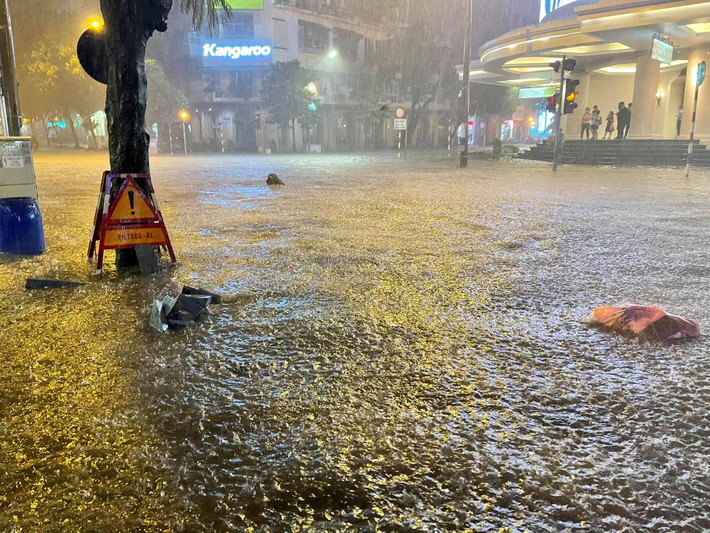 Đợt mưa này gây ngập úng cho nhiều tuyến phố nội thành với độ sâu phổ biến từ 20-40cm; một số tuyến phố có khả năng ngập sâu hơn với độ sâu từ 40-50cm.