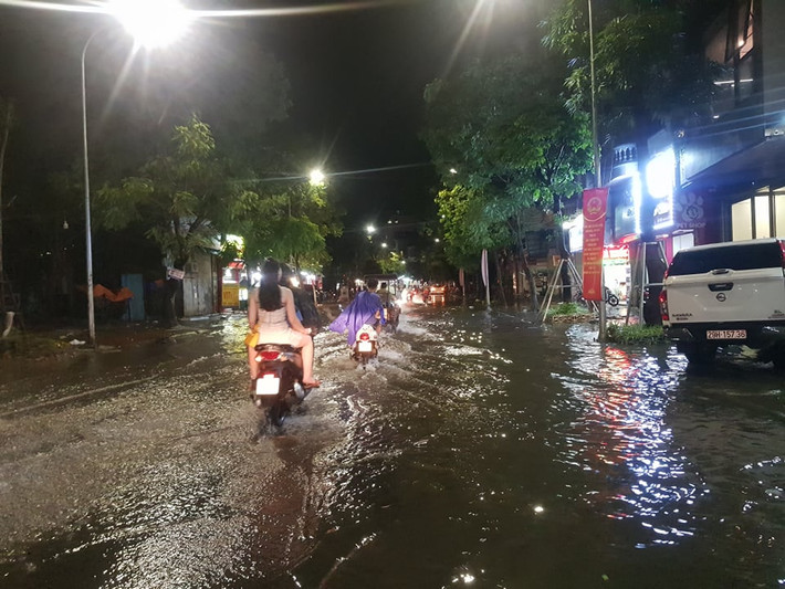 Phố Võ Thị Sáu (quận Hai Bà Trưng) cũng trong tình trạng ngập nước.