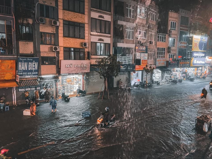 Các huyện Sóc Sơn, Đông Anh, Gia Lâm, Mỹ Đức, Ứng Hòa, Phú Xuyên, các quận Bắc Từ Liêm, Ba Đình, Đống Đa, Thanh Xuân xảy ra mưa lớn.