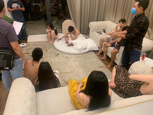 Nhóm "nam thanh nữ tú" thuê villa sử dụng ma tuý giữa mùa dịch: Đêm 10/5, Công an tỉnh Nghệ An đã ập vào căn villa ở Cửa Hội, phường Nghi Hải, Thị xã Cửa Lò bắt quả tang 9 đối tượng (4 nam, 5 nữ), đang có hành vi sử dụng trái phép chất ma túy. Tại hiện trường, Công an thu giữ 4 gói chất bột màu trắng nghi là ma túy tổng hợp và một số dụng cụ để sử dụng ma túy. Kết quả xét nghiệm cả 9 người này đều dương tính với ma túy.