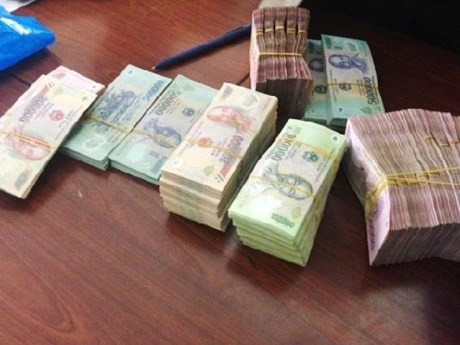Hiệu phó một trường tiểu học bị bắt vì lừa đảo 1,3 tỷ đồng: Ngày 11/5, Công an tỉnh Gia Lai đã khởi tố bị can và bắt tạm giam Đỗ Thị Minh Huệ (sinh năm 1979, trú TP Pleiku) để điều tra về hành vi “Lừa đảo chiếm đoạt tài sản.” Ông Huệ bị bắt giam về việc vay mượn tiền của nhiều người trên địa bàn, nhưng không trả theo đúng cam kết số tiền lên tới 1,3 tỷ.