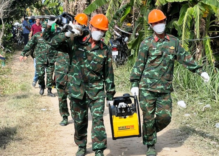 Chiều cùng ngày, Lữ đoàn Công binh 25, Quân khu 9 đã cử 20 cán bộ, chiến sĩ cùng các phương tiện máy móc có mặt tại hiện trường công trình cầu Rọc Sen sẵn sàng phối hợp cùng với lực lượng chức năng địa phương cứu hộ bé trai bị kẹt trong trụ bê tông.