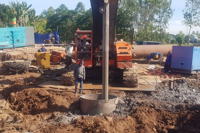 Ngày 1/1, lực lượng cứu hộ tiếp tục dùng máy khoan chọc sâu, kết hợp làm mềm đất để kéo trụ bê tông lên. Sáng 2/1, lực lượng chức năng vẫn đang nỗ lực cứu cháu bé, huy động thêm các phương tiện cứu hộ và tiếp tục bơm oxy xuống bên dưới trụ bê tông. Ngày 3/1, Phó Chủ tịch UBND tỉnh Đồng Tháp Đoàn Tấn Bửu cho biết các lực lượng đang sử dụng lồng ống thép để rút cọc bê tông lên. Tới thời điểm hiện tại, cơ quan chức năng vẫn đang dồn toàn lực để cứu hộ, cứu nạn với tinh thần còn nước còn tát.