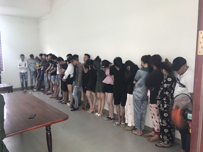 Hơn 30 nam nữ “thác loạn” ma túy tại karaoke Thiên Kim: Đêm 19/4, Công an tỉnh Tây Ninh đã đột kích quán karaoke Thiên Kim (huyện Gò Dầu) do Nguyễn Khánh Lộc (SN 1994, ngụ huyện Gò Dầu) làm chủ. Qua kiểm tra, 32 người dương tính với chất ma túy. Tang vật thu giữ tại hiện trường gồm: 18 chiếc xe máy các loại, 40 cái điện thoại di động, 2 bịch ma túy...