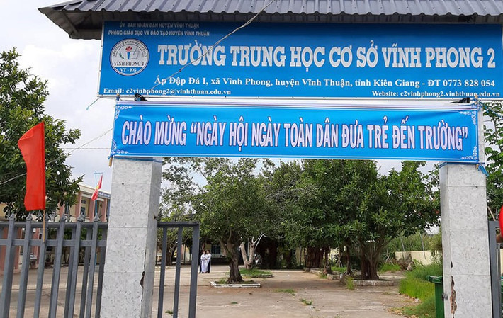 Giáo viên vào nhà nghỉ với học sinh, hiệu trưởng bị giáng chức: Ngày 20/4, UBND huyện Vĩnh Thuận, tỉnh Kiên Giang cho biết, ông Võ Văn Chim, Hiệu trưởng Trường THCS Vĩnh Phong 2 (Vĩnh Thuận, Kiên Giang) bị giáng chức và điều xuống làm hiệu phó Trường Tiểu học và THCS Tân Thuận 1. Lý do là Trường THCS Vĩnh Phong 2 có giáo viên vào nhà nghỉ với nữ sinh.