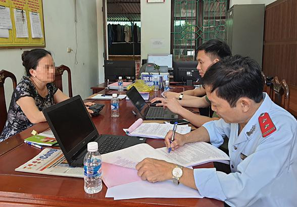 Bị phạt 5 triệu đồng vì đăng tin sai sự thật về bệnh viêm màng não: Bà L.T.B (56 tuổi, trú TP Hà Tĩnh) đã đăng thông tin sai sự thật về bệnh viêm màng não gây hoang mang dư luận. Theo bà B., mục đích bà bình luận là để mọi người chủ động phòng tránh và biết đến trung tâm tiêm chủng trẻ em và người lớn Family Care đang có vắc-xin viêm não mô cầu và viêm não Nhật Bản. Cơ quan chức năng đã xử phạt bà B. 5 triệu đồng.