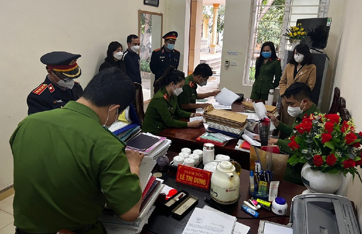 Qua công tác xác minh, điều tra, cảnh sát đã thu nhiều tài liệu, chứng cứ liên quan đến vi phạm trong việc thu, chi ngoài sổ sách tài chính của đối tượng Lê Thị Dung. Củng cố chứng cứ, ngày 28/3, Cơ quan CSĐT Công an huyện Hưng Nguyên đã khởi tố vụ án, khởi tố bị can, ra lệnh bắt bị can để tạm giam đối với Lê Thị Dung.