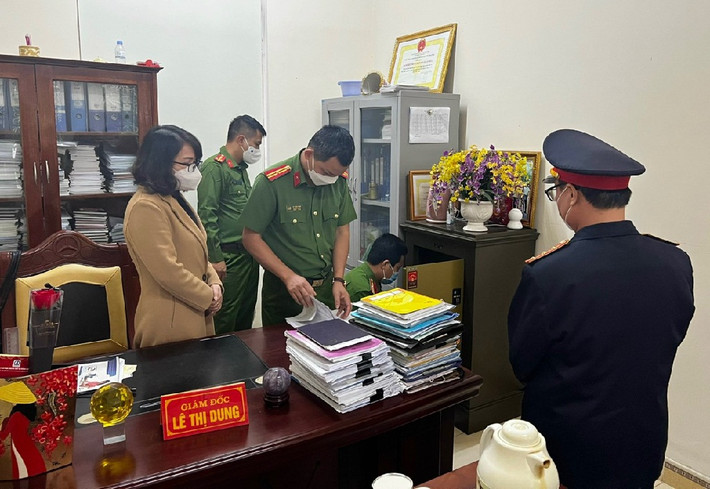 Ngày 30/3, Cơ quan Cảnh sát điều tra Công an huyện Hưng Nguyên, tỉnh Nghệ An cho biết, đơn vị vừa ra quyết định khởi tố Lê Thị Dung (SN 1971) Giám đốc Trung tâm Giáo dục nghề nghiệp - GDTX huyện Hưng Nguyên để điều tra về tội “Lợi dụng chức vụ, quyền hạn trong khi thi hành công vụ”.