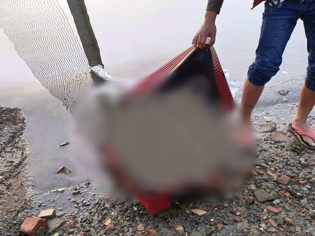 Theo hồ sơ vụ án, khoảng 3h15 ngày 7/2/2020, Công an TP Đà Nẵng tiếp nhận tin báo của ông Nguyễn Khánh (1965, phường Hòa Cường Nam, quận Hải Châu) về việc trong lúc lái ghe trên sông Hàn đánh bắt cá khu vực dưới chân cầu Trần Thị Lý phát hiện 1 vali màu đỏ. (Ảnh: Nhịp sống Việt)