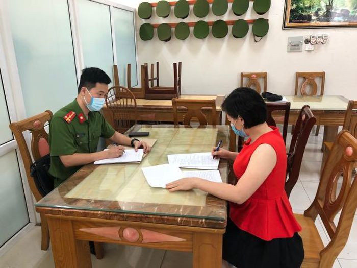 Nữ giám đốc làm giả giấy tờ để bán xe lấy vốn kinh doanh: Do cần thêm vốn cho công việc kinh doanh nên Phạm Thị Ngọc Mai Tổng Giám đốc Công ty Phạm Gia An Thịnh (địa chỉ TP Cẩm Phả, Quảng Ninh) đã làm giả giấy tờ để lừa bán chiếc xe ô tô cho chị Ngô Thị Hằng Thủy với giá 800 triệu đồng. Ngày 1/10, Công an tỉnh Quảng Ninh cho biết, vừa khởi tố Mai để điều tra.