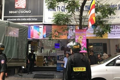 Chủ mưu chiếm đoạt tài liệu mật: Tháng 5/2019, Bộ Công an khởi tố vụ án xảy ra tại Công ty Nhật Cường và một số đơn vị. Kết quả điều tra xác định ông Chung và vợ là bà Nguyễn Thị Trúc Chi Hoa có quyền lợi, nghĩa vụ liên quan. Để nắm thông tin và tài liệu điều tra, ông Chung thông qua ông Phan Huy Lệ để làm quen với Phạm Quang Dũng (cựu cán bộ công an, một trong 4 bị cáo). Ngày 16/6/2019, khi ông Chung đặt vấn đề, Dũng đã đồng ý thu thập, cung cấp thông tin, tài liệu về kết quả điều tra vụ Nhật Cường.