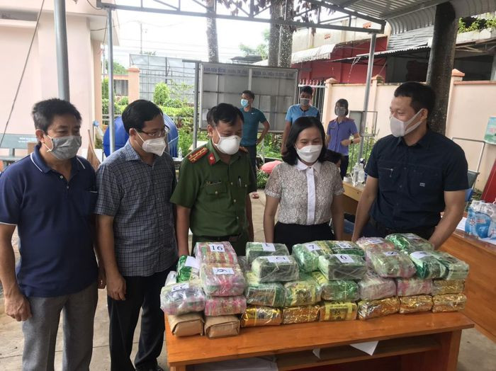 Triệt phá vụ vận chuyển 50kg ma túy cùng nhiều súng đạn: Ngày 1/10,Công an tỉnh Đồng Nai cho biết, vừa triệt phá chuyên án 1220Q đường dây mua bán, vận chuyển ma túy lớn tại địa bàn xã Bảo Hòa (huyện Xuân Lộc) bắt 8 đối tượng, thu giữ gần 50kg ma túy đá; 1 khẩu súng, 10 viên đạn, 1 quả lựu đạn cùng nhiều tang vật liên quan đến đường dây mua bán, vận chuyển ma túy.