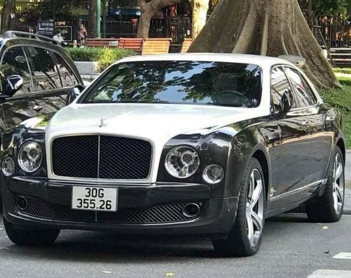 Phát hiện siêu xe Bentley đeo biển kiểm soát giả ở Hà Nội: Ngày 1/10, Phòng CSGT Công an TP Hà Nội cho biết, qua kiểm tra chiếc xe ô tô siêu sang Bentley, Tổ công tác đặc biệt Y11/141 Công an TP Hà Nội phát hiện số khung, số máy của xe không có trong dữ liệu của công an. Biển kiểm soát lắp trên xe là của một chiếc xe khác. Chiếc xe này do ông Trần Đức V. (SN 1982, ở Mỹ Đình, Hà Nội) điều khiển.