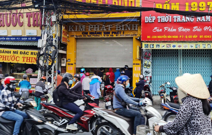 Người dân Sài Gòn háo hức dọn dẹp, mở hàng quán bắt đầu thích nghi với trạng thái "bình thường mới". Người dân cũng đổ xô ra đường đi tập thể dục, mua đồ ăn thức uống đông đúc hơn những ngày trước. Trong ảnh: Các cửa hàng kinh doanh vàng bạc tấp nập khách từ sáng sớm ngày 1/10.