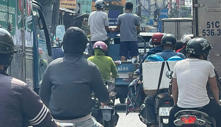 Xe cộ lưu thông đông đúc trên đường Lê Văn Việt, TP Thủ Đức sáng 1/10. Trên những tuyến phố lớn ở TP.HCM, lượng người và xe cộ cũng tấp nập hơn những ngày trước đó, nhiều người đổ ra đường để mua đồ ăn, lương thực thực phẩm hoặc đi cắt tóc.