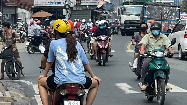 Đường phố Sài Gòn đông đúc xe cộ ngày đầu “bình thường mới”. Các shipper cũng xuất hiện nhiều hơn. Hiện tại, dịch vụ vận tải hành khách công cộng vẫn chưa được hoạt động, các shipper chủ yếu tham gia vận chuyển hàng hóa, mua đồ ăn, đi chợ hộ.