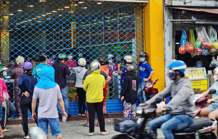 Tại một số tiệm vàng, số lượng khách quá đông nên quản lý cửa hàng quyết định tạm đóng cửa.