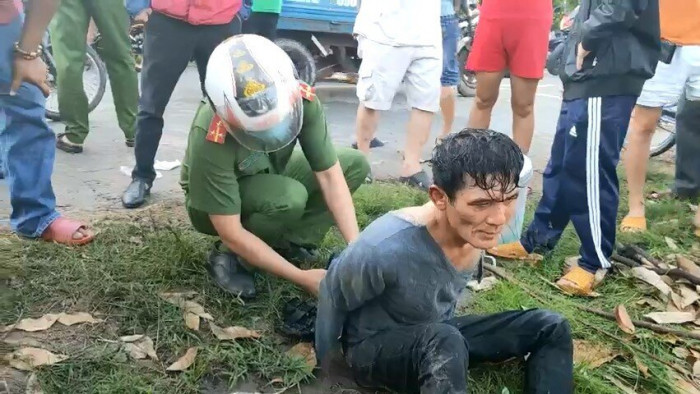 Tài xế taxi Mai Linh bị khống chế, cướp xe lúc rạng sáng: Khoảng 4h13 ngày 25/4, Lý Chấn Cường (ngụ tỉnh Bình Dương) đón xe taxi Mai Linh đi từ đường Hàm Nghi, quận 1, TP.HCM về KCN Sóng Thần (Bình Dương) đã dùng kéo khống chế, cướp taxi của công ty Mai Linh rồi bỏ trốn. Đến 6h30 cùng ngày, lực lượng chức năng đã bắt được Cường.