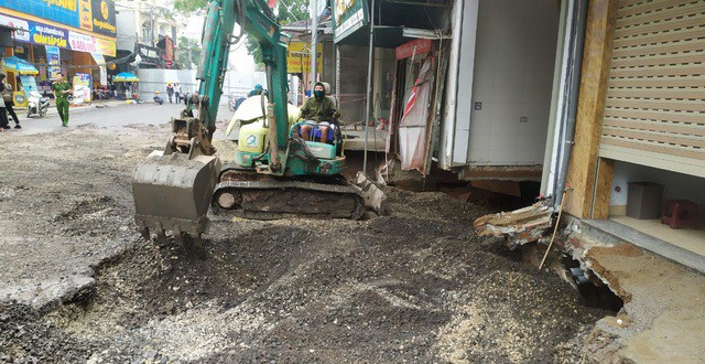 Còn ông Vương Xuân Huynh - đại diện đơn vị tư vấn thiết kế, xử lý hố sụt lún đất (Viện Thủy công - Viện Khoa học Thủy lợi Việt Nam) cho biết, đến thời điểm hiện tại, đơn vị thi công đã sử dụng gần 500 mét khối đá dăm, đá cấp phối và khoảng 160 tấn xi măng, sắt, thép... để khắc phục hố sụt lún.