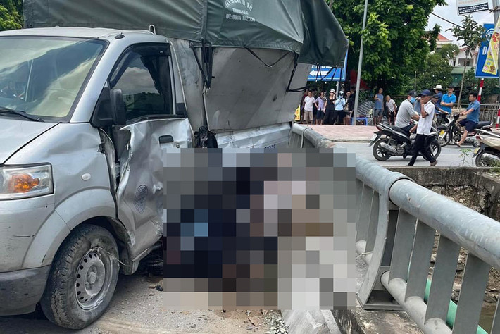 Tai nạn liên hoàn ở Hà Nội, 4 người tử vong: Khoảng 11h ngày 16/7, một vụ tai nạn giao thông đặc biệt nghiêm trọng đã xảy ra tại ngã tư đoạn giao cắt đường DH05 và Ba Chàng (xã Dương Liễu, huyện Hoài Đức, Hà Nội). Thời điểm xảy ra tai nạn, xe ben mang BKS 88C- 288.49 đã va chạm với ô tô tải 29C- 597.75 sau đó va chạm với xe máy mang BKS 29B1- 087.21. Lúc này, trên xe máy đang chở theo 4 người. Hậu quả, vụ tai nạn khiến 4 người trên xe máy đập vào thành cầu và tử vong tại chỗ; 3 phương tiện hư hỏng.
