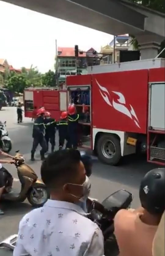 Hiện nguyên nhân vụ 4 căn nhà bốc cháy dữ dội khiến nhiều tài sản bị thiêu rụi đang được lực lượng chức năng điều tra, làm rõ.