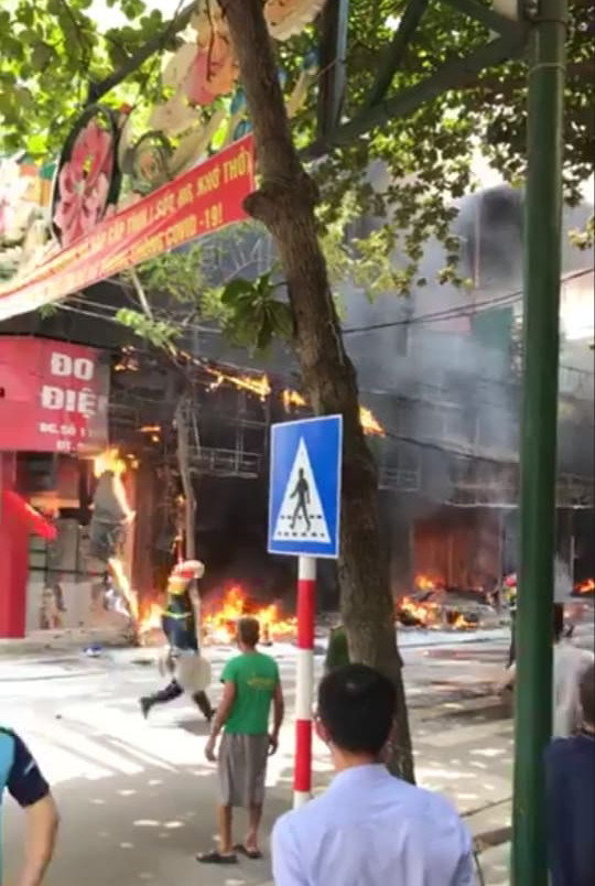 Thông tin trên Vietnamnet, người đàn ông nghi dùng bom xăng ném vào một ngôi nhà là Nguyễn Đình Huy (SN 1985, ở Hùng Vương, Phúc Yên).