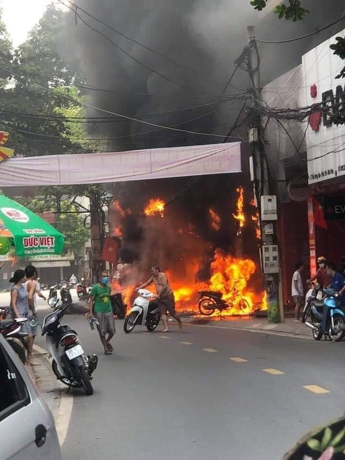 Trước đó, khoảng 12h30 cùng ngày, một ngôi nhà tại đường Trần Hưng Đạo bốc cháy dữ dội. Ngọn lửa nhanh chóng bao trùm sang 3 ngôi nhà khác kế bên. Theo hình ảnh từ người dân quay lại, nhiều tiếng nổ lớn phát ra từ đám cháy.