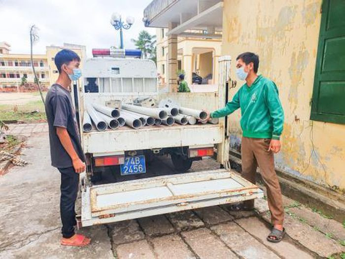 Hết tiền, trộm loạt lan can 5 cây cầu mang bán: Trịnh Minh Phú (24 tuổi) và Phan Đức Thành (18 tuổi, cùng trú huyện Triệu Phong, Quảng Trị) dùng cờ lê mở ốc vít rồi trộm các thanh sắt trên lan can cầu tại TP Đông Hà để bán lấy tiền tiêu xài. Ngày 1/9, 2 đối tượng này bị Công an TP Đông Hà tạm giữ để điều tra.