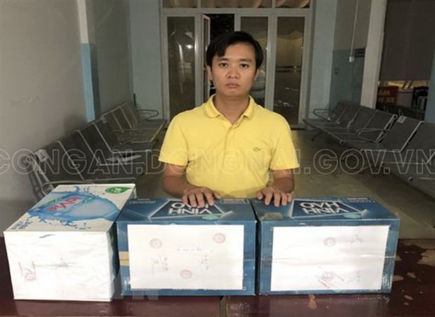 Giả danh Vụ trưởng Thanh tra Chính phủ để thông chốt: Trịnh Đình Hải (1988) tự xưng là Vụ trưởng Thanh tra Chính phủ, đồng thời đưa ra một bảng tên Vụ trưởng Thanh tra Chính phủ và một thẻ thanh tra với chức vụ Phó phòng Xử lý sau thanh tra thuộc Bộ Y tế để xin qua chốt ở TP Biên Hòa (Đồng Nai) nhưng đã bị phát hiện. Ngày 1/9, Hải bị CA TP Biên Hòa tạm giữ.