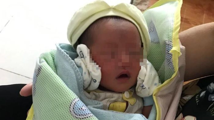 Bé gái 2 ngày tuổi bị bỏ trước cửa nhà dân: Rạng sáng 1/9, trong lúc mở cổng nhà để đi ra ngoài tập thể dục, chị Phạm Thị Hà (ngụ xã Thạch Kim, huyện Lộc Hà, tỉnh Hà Tĩnh) phát hiện một bé sơ sinh đặt trong chiếc giỏ màu hồng cùng với mảnh giấy ghi lời xin lỗi của người mẹ. Được biết, bé gái nặng 2,8 kg, được sinh cách đây hơn 2 ngày.