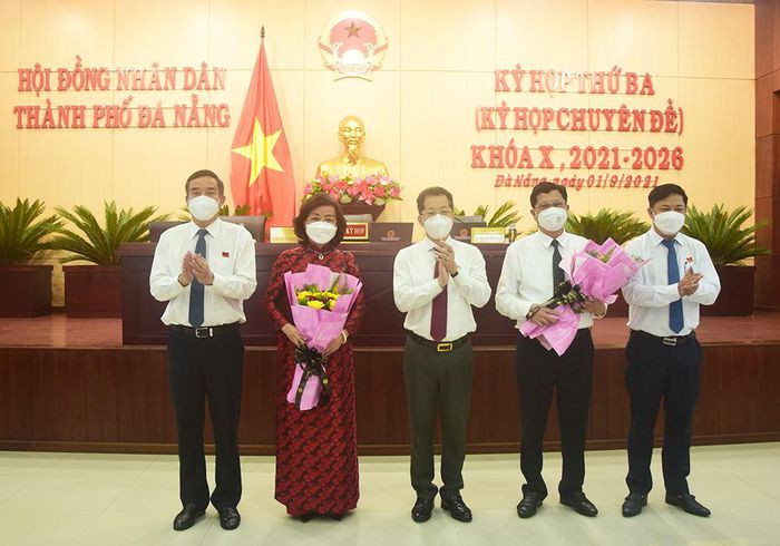 Sáng 1/9, HĐND TP Đà Nẵng họp Kỳ họp thứ 3 (kỳ họp chuyên đề) Khóa X, nhiệm kỳ 2021 - 2026. Tại kỳ họp, HĐND TP đã tiến hành công tác nhân sự bầu chức danh Phó Chủ tịch UBND TP Đà Nẵng Khóa X, nhiệm kỳ 2021 - 2026. Tại kỳ họp, Chủ tịch UBND TP Lê Trung Chinh có tờ trình giới thiệu nhân sự bầu chức danh 2 Phó Chủ tịch gồm ông Trần Phước Sơn - Thành ủy viên, Bí thư quận Liên Chiểu và bà Ngô Thị Kim Yến - Thành ủy viên, Giám đốc Sở Y tế.