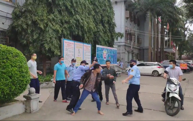 Bảo vệ Bệnh viện đa khoa tỉnh Tuyên Quang "loạn đả" với người nhà bệnh nhân: Khoảng 14h03 ngày 9/3/2021, một xe ô tô 16 chỗ, chở người bệnh và người nhà người bệnh đi thẳng qua cổng số 1 (cổng kiểm soát dịch của Bệnh viện đa khoa tỉnh Tuyên Quang), khi đến giữa sân của Khoa Khám bệnh, 1 người bệnh nữ và 2 thanh niên xuống xe đi vào cửa Khoa Khám bệnh, cả ba người đều không đeo khẩu trang.