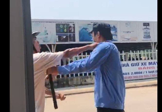 Người dân không đeo khẩu trang xô xát với bảo vệ bệnh viện: Khoảng 11h ngày 31/3/2021, ông Nguyễn Gia Ph (55 tuổi, trú tại khu phố 4, phường 5, thành phố Đông Hà, tỉnh Quảng Trị) đến cổng Bệnh viện Đa khoa tỉnh Quảng Trị để vào thăm người nhà đang nằm điều trị tại khoa thần kinh. Tuy nhiên, ông Ph. không có thẻ thăm nuôi và không đeo khẩu trang y tế nên bảo vệ của bệnh viện không cho vào. Người này đã giải thích quy định, nhưng ông Ph không chấp hành và đã xô xát với bảo vệ. Công an phường Đông Lương đã lập biên bản vụ việc.
