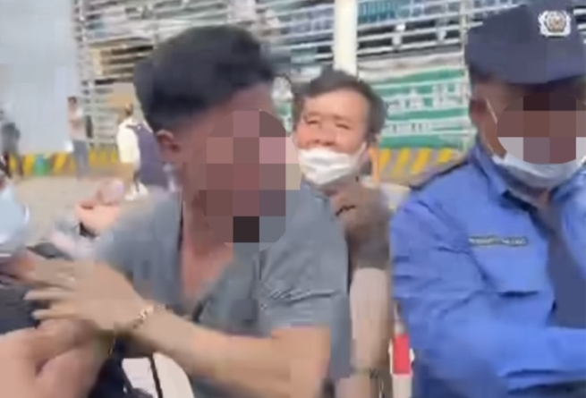 Bệnh viện K Tân Triều đã mời Công an địa phương đến để làm việc. Đồng thời, nhân viên bảo vệ trên cũng đã bị cho thôi việc. Tuy nhiên, theo đại diện Phòng Công tác xã hội Bệnh viện, người nhà bệnh nhân cần tuân thủ các quy định của bệnh viện, tránh gây ảnh hưởng đến quá trình điều trị của bác sĩ, bệnh nhân cũng như hạn chế xảy ra mâu thuẫn tương tự