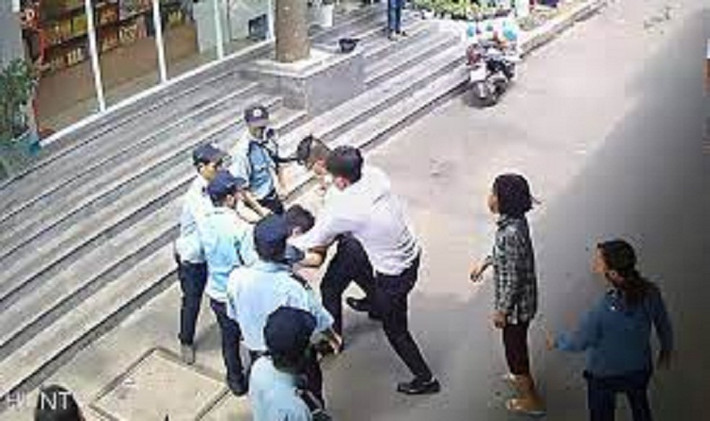 Bảo vệ Bệnh viện K Tân Triều đánh nhau với người nhà bệnh nhân: Ngày 26/5, thông tin từ Phòng Công tác xã hội, Bệnh viện K (cơ sở Tân Triều, Hà Nội) cho biết, vụ việc xảy ra vào sáng 25/5. Khi đó, nhân viên bảo vệ Bệnh viện không cho người nhà bệnh nhân vào phòng bệnh vì ngoài giờ thăm nom. Người nhà bệnh nhân nói là được bác sĩ gọi vào, nhưng sau khi xác minh với khoa, bảo vệ xác định thông tin này không đúng. Hai bên xảy ra mâu thuẫn, xô xát.