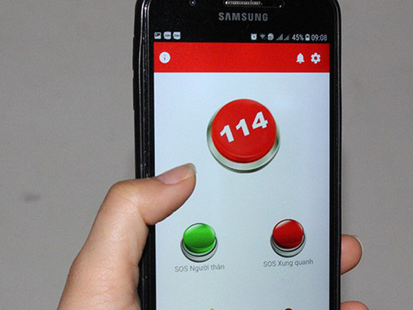 Trường hợp trong thang máy có sóng điện thoại thì nhanh chóng gọi theo số đường dây nóng (hotline) ghi trên thang máy để thông báo cho bộ phận kỹ thuật kịp thời đến hỗ trợ. Hoặc có thể gọi cho lực lượng Cảnh sát phòng cháy, chữa cháy và cứu nạn, cứu hộ theo số 114 đến và sử dụng các phương tiện đặc chủng để tổ chức cứu nạn. (Ảnh minh hoạ)