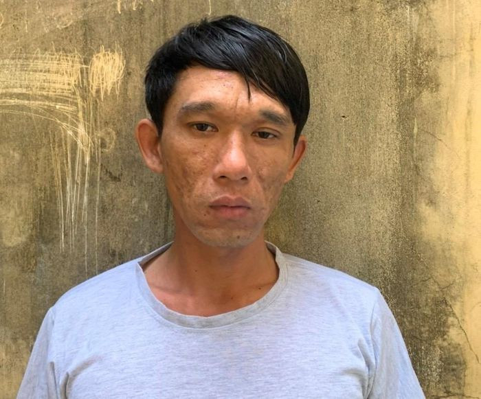Đuổi chém, đốt xe cháy rụi sau va chạm giao thông: Sau khi xảy ra va chạm giao thông, Phạm Thanh Nhàn (32 tuổi, trú huyện Đất Đỏ, Bà Rịa - Vũng Tàu) cầm dao rượt chém Trần Minh Thái (16 tuổi, trú cùng địa phương) gây thương tích. Chưa dừng lại tại đó, Nhàn còn đốt xe của Thái. Ngày 22/10, Công an huyện Đất Đỏ cho biết đang tạm giữ Nhàn để điều tra.